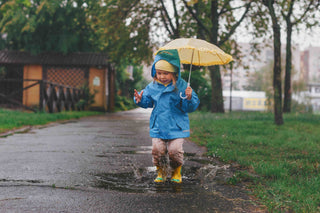Quels vêtements de pluie pour enfant prévoir pendant l'automne ?